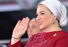 السيدة انتصار قرينة رئيس الجمهورية ترتدي بروش على حرف "ع"
