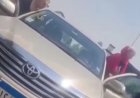 فادية عبد الغني تنفعل على سائق سيارة وتوجه له الشتائم:  "هسجنك يا كلب"