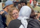 انهيار المخرجة آيتن أمير خلال تشييع جنازة والدتها