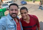 طلباته أوامر.. دياب يلتقط صورة مع معجب في شوارع مصر الجديدة