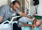 زيارة إنسانية.. الفنان أحمد عزمي يدعم الأطفال مرضى السرطان