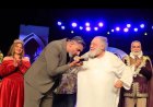 ياسر جلال يقبل يد يحيى الفخراني بعد «الملك لير»: درس في فن التمثيل