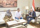 بعد إنفاقها من جيبها على مرافق المدرسة.. تكريم أبلة صالحة من وزير التعليم