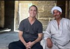 بطل "لاكاسا دي بابيل" يستمتع بسحر مصر.. بيدرو ألونسو يشارك صورًا من الأهرامات والأقصر