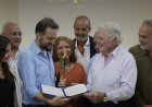 حسين فهمي يسلم جائزة مهرجان طريق الحرير لفريق فيلم القصص