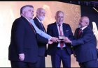 تقديرا لمسيرته الفنية والنقابية.. مهرجان الأفضل يمنح الدكتور أشرف زكي لقب عميد الفنانين والنقابيين بالوطن العربي