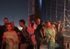 أصالة تثير الجدل بسبب تقبيل يد زوجها قبل صعودها على المسرح