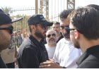 ملامح الحزن تسيطر عليه.. تامر حسني يتلقى عزاء والده أثناء جنازته بحضور واسع من نجوم الفن