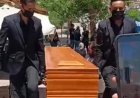 وصول جثمان ابنة الراحل وحيد سيف إلى مسجد الحصري لأداء صلاة الجنازة
