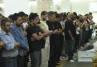 شقيق الفنان تامر حسني يؤم المصلين في جنازة والده