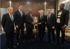 على هامش ودية مصر والأولاد.. "أبو ريدة" يكرم رئيس جنوب إفريقيا