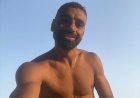 صلاح يلفت الأنظار بـ"نيولوك" غريب في الساحل | صور