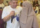 عمر كمال يحتفل مع والدته باستقبال شقيقته مولودها الجديد