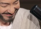 أحمد زاهر يبكي بعد مفاجأة على الهواء بهدية لحفيدته المنتظرة: يارب تيجي بالسلامة