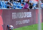 الفيفا يعلن حظر استخدام زجاجات المياه في ملاعب كأس العالم