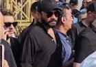متشحاً بالسواد..  أحزان المطرب تامر حسني في جنازة والده