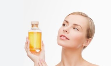 أعرفي الطريقة الصحيحة لتنظيف البشرة بالزيت