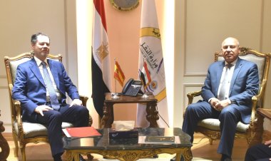 وزير النقل يبحث مع السفير الإسباني بالقاهرة إعادة تسليم عدد من المحطات بالمواني المصرية
