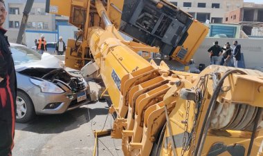 تحطم سيارتين إثر سقوط ونش تابع لمشروع المونوريل في التجمع الخامس 