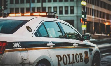 امرأة  تستخدم أجهزة تتبع GPS لتجنب سيارات الشرطة