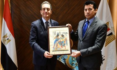 وزير الرياضة يلتقي السفير الفرنسي لبحث مشاركة البعثة المصرية بدورة الألعاب في باريس