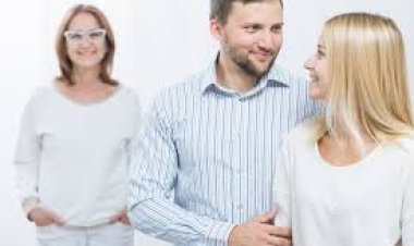 خبير يكشف عن 5  أبراج تدافع بقوة عن أزواج بناتها