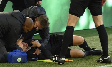 نقل حكم في الدوري الألماني إلى المستشفى بعد اصطدام الكرة في وجهه