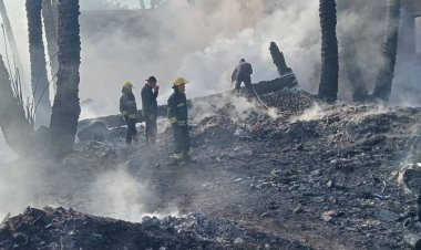 إخماد حريق مخزن الخردة بمنطقة البدرشين (صور)