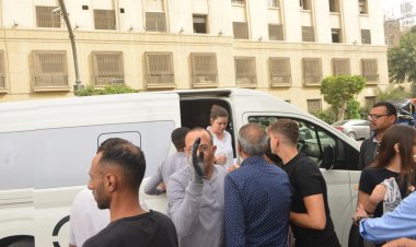بالصور.. جنازة والدة يسرا اللوزي بمسجد عمر مكرم