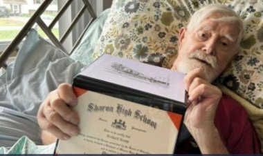 «رغم مرضه» رجل  في الـ90 من العمر يحصل على شهادة إتمام المرحلة الثانوية