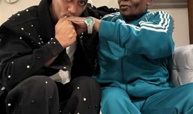 "بصورة له وهو يقبل يده".. الفنان محمد رمضان يوجه رسالة لوالده 