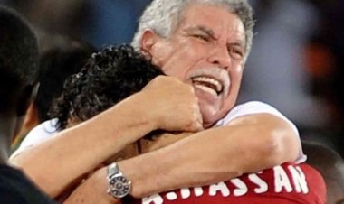 "ابلعوا لحسن شحاتة الزلط".. أحمد حسن يدافع عن المعلم وينتقد ميدو