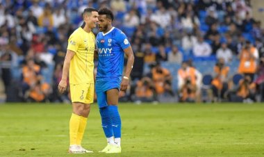 طرد رونالدو وأسرع هدف من بنزيما.. الاتحاد والهلال إلى نهائي السوبر السعودي