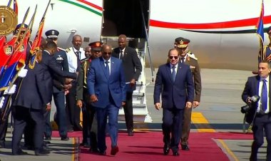 عاجل.. الرئيس السيسي يستقبل البرهان بمطار القاهرة الدولي