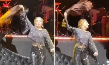 المغنية التركية يلديز تيلبي تنزع شعرها المستعار على خشبة المسرح أثناء فقرتها الغنائية