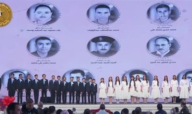 وسط بكاء الحاضرين.. الرئيس السيسي يشاهد فقرة غنائية عن شهداء الوطن باحتفالية العيد