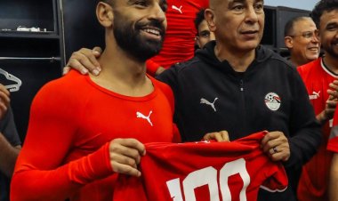 منتخب مصر يحتفل بوصول محمد صلاح للمباراة رقم 100 دوليا