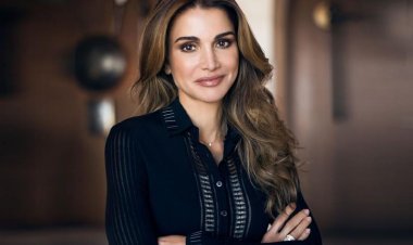 خلال زيارتها لـ العقبة.. إطلالة كاجوال أنيقة لـ الملكة رانيا أثناء لقائها مع الشباب المحلي