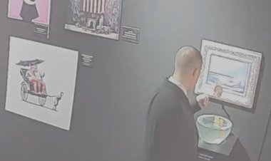 رجل يأكل لوحة بمعرض في موسكو!