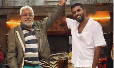 محمد سامي يشيد بمهندس الديكور عباس صابر: "فخر الصناعة وبنتعلم منه"