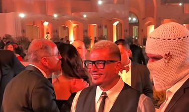 في حفل زفاف ابنة محمد السعدي.. تولييت يكشف عن هويته أمام عمرو دياب 