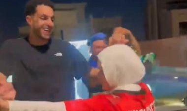 والدة مصطفى شوبير تستقبله باحتفال مفاجئ بعد عودته من كأس العالم 2026.. وخطيبته تشاركه الفرحة