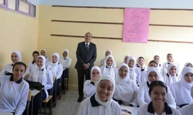 رئيس الوزراء يشارك طلاب إحدى مدارس القاهرة حصة لمادة العلوم المتكاملة الجديدة