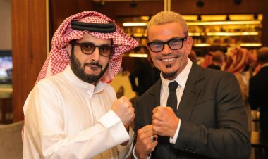 أثناء توجههما للعرض الخاص لفيلم 7dogs.. المستشار تركي آل الشيخ للهضبة عمرو دياب : بعد 30 سنة هتبقى جبل