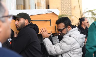 أسرة الراحل محمود يس في تشييع جثمان شقيق الفنانة شهيرة "صور"