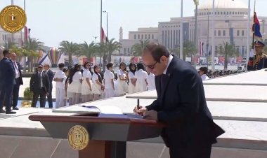 لحظة تاريخية.. الرئيس السيسي يضع إكليلًا من الزهور ويوقع في سجل الشرف بساحة النصب التذكاري