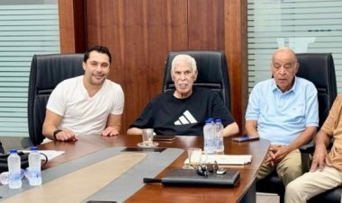 بعد تعافيه وخروجه من المستشفى.. حسن شحاتة يحضر اجتماع اللجنة الفنية في أول ظهور له