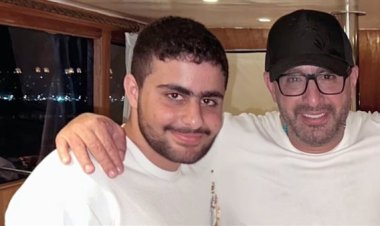 بعدما حذف صوره مع والدته بسبب أنباء زواجها.. نجل أحمد السقا لـ والده: «أبويا وصاحبي وظهري»