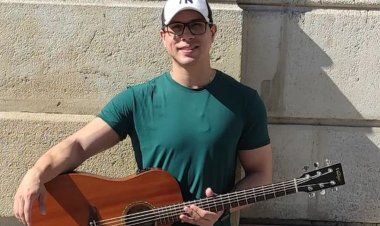 معجبة تنهي حياة مغني شهير على المسرح