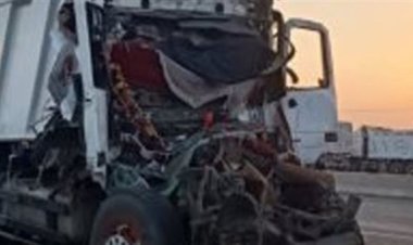 تصادم سيارتي تريلا على طريق الواحات.. والمرور يجري تحويلة مرورية